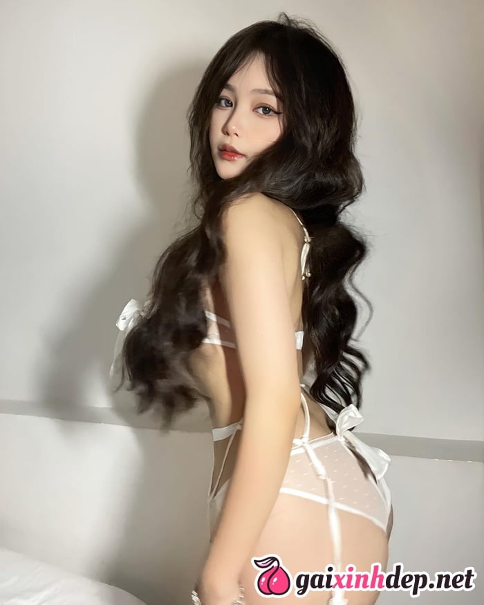 Anh Gai Xinh Mac Bikini Mau Trang Trong Suot